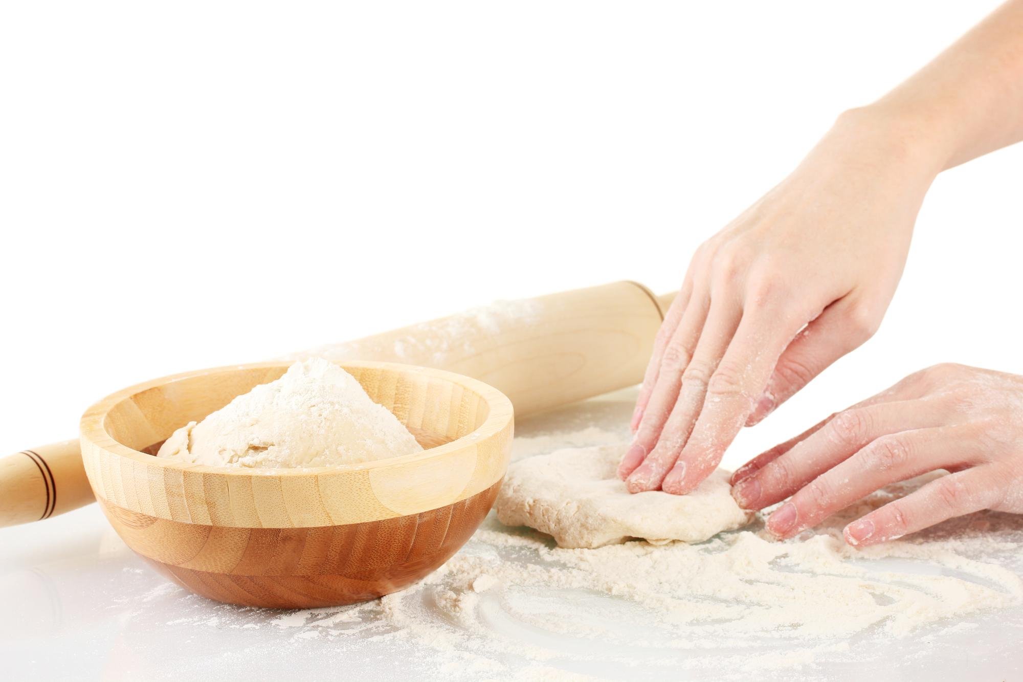 Allievo che impasta il pane durante una lezione